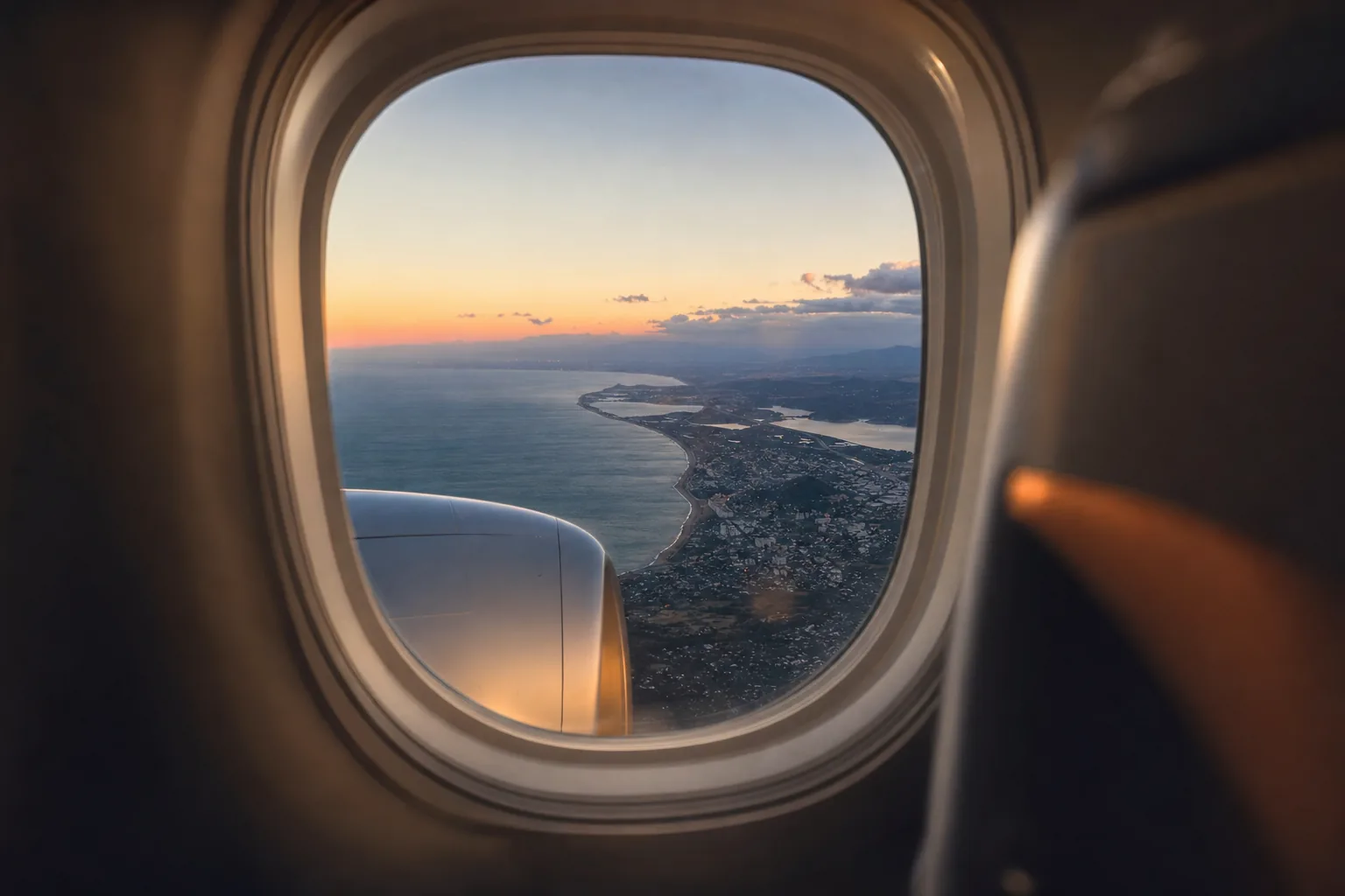 夕暮れの海岸線 / 機窓 旅の終わりと始まりのメタファー